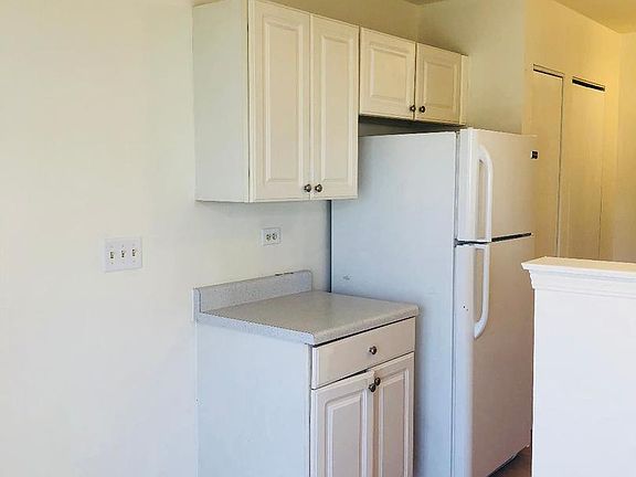 5th image of 738 Fieldcrest Dr Unit B