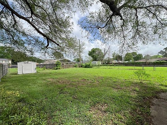 3rd image of 885 Oakwood Dr