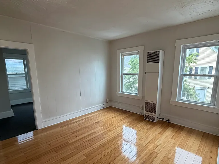 439-441 Rivet St 2E New Bedford Updated 2BR Near Shops, Parks & Major Routes — Photo 6