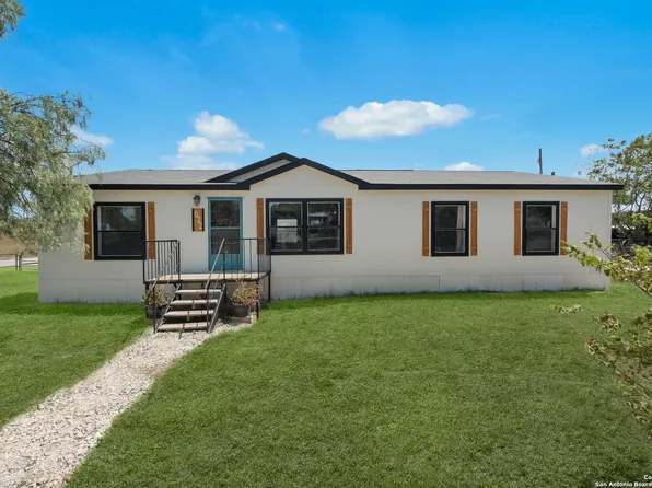622 WEBB AVE, Devine, TX 78016