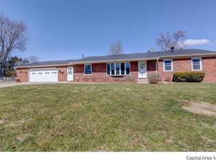 825 Oxford Dr, Chatham, IL 62629