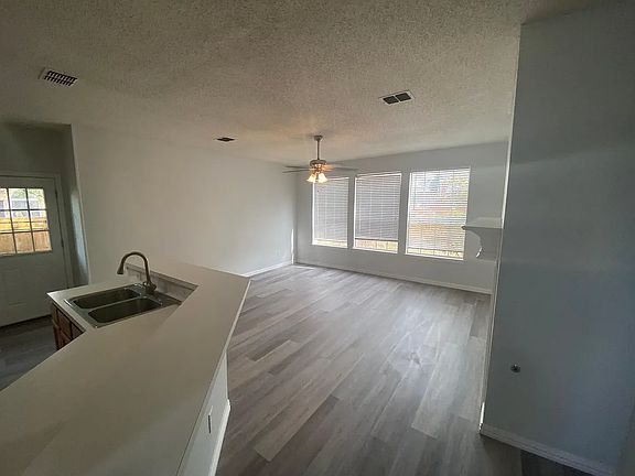 5th image of 102 Bay Meadows Dr