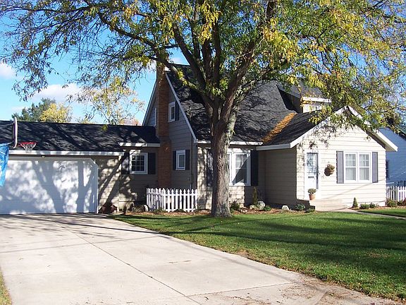 Attached 2-stall Garage