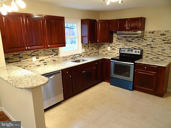 3rd image of 306 Shoshoni Trl