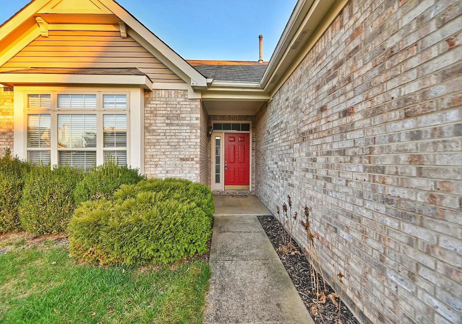 3 bed, 1379 sqft, $2,300 — Photo 2