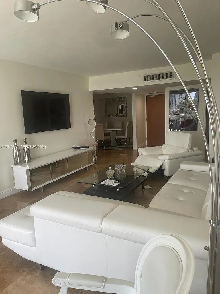 2 bed, 1604 sqft, $6,100 — Photo 3