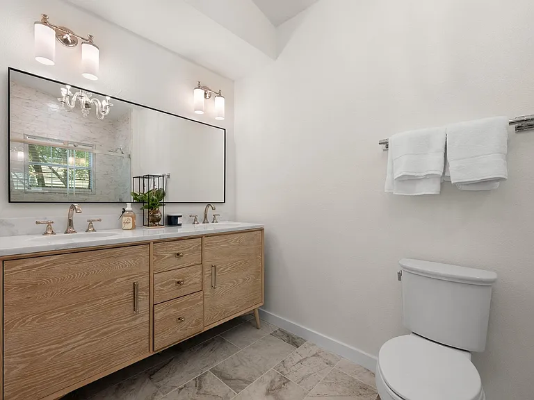 303 Lakeway Dr — Photo 18