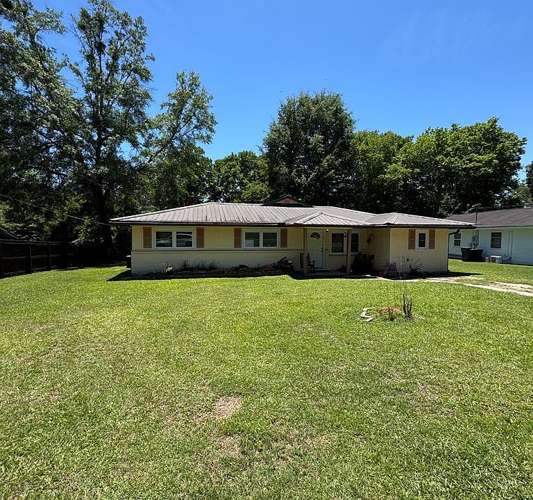 1st image of 404 Bush Dr