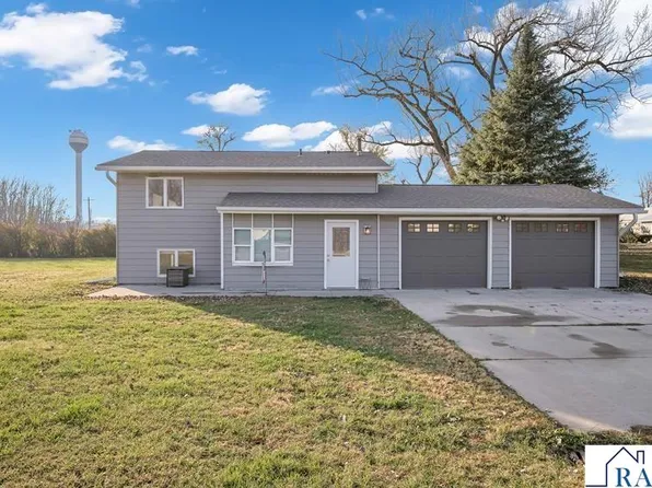 405 Sparks Dr, Granada, MN 56039