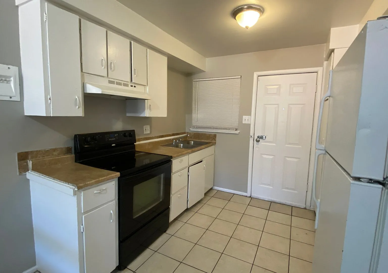 3 Bedroom 1 Bathroom Aurora Apartment Available Now **Special** — Photo 4