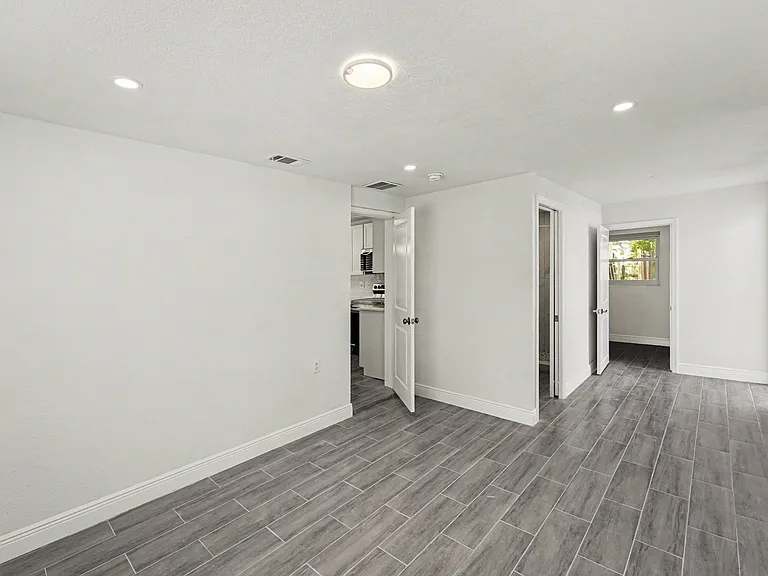 318 Bath St — Photo 22