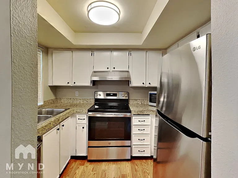 10905 NE 35th Pl #4 — Photo 4