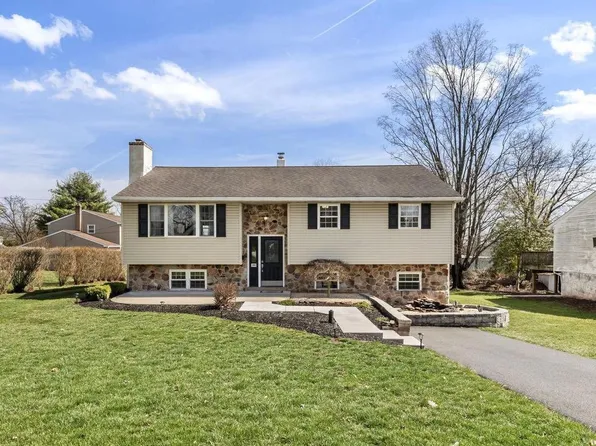 205 Hickory Ln, Douglassville, PA 19518