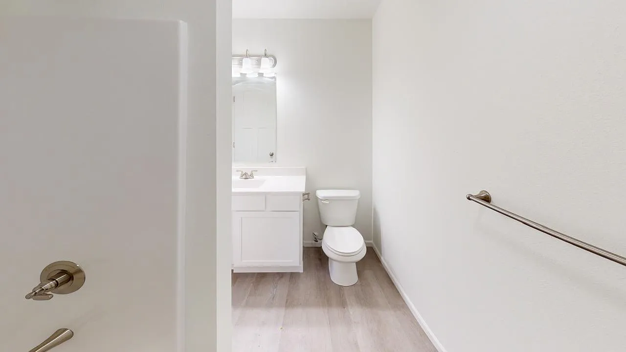 4 bed, 2.5 bath, 1994 sqft, $2,400 — Photo 4