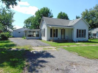 105 N 6th St, Elkville, IL 62932