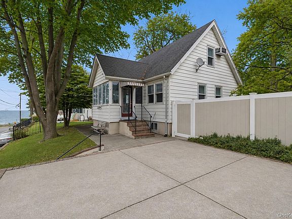 2nd image of 215 Hallock Landing Road