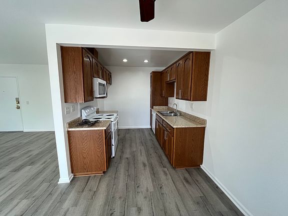 5th image of 22035 Burbank Blvd #338