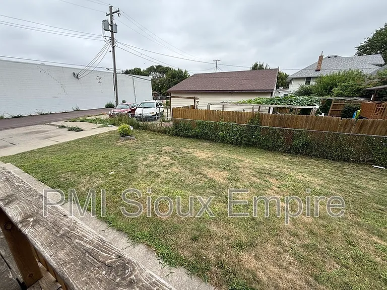 612 E 6th St — Photo 7