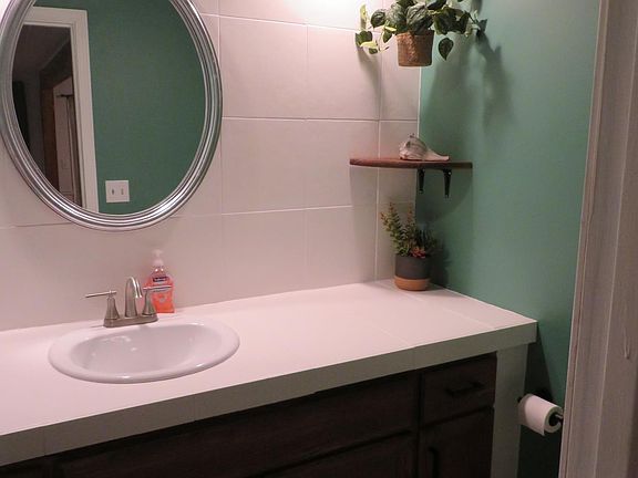 Half bathroom (level 2/3)