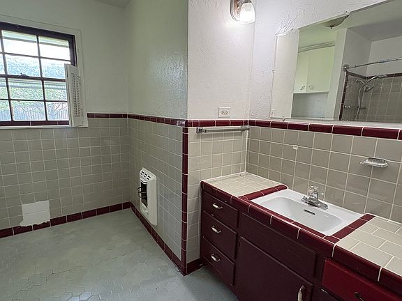 5th image of 513 SW 56th St