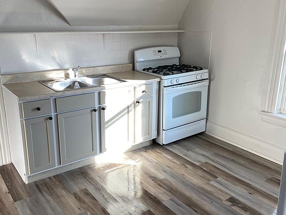 Sink and stove (new).