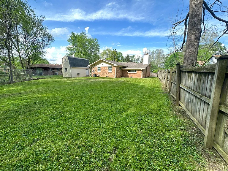 1370 Farley Dr — Photo 18