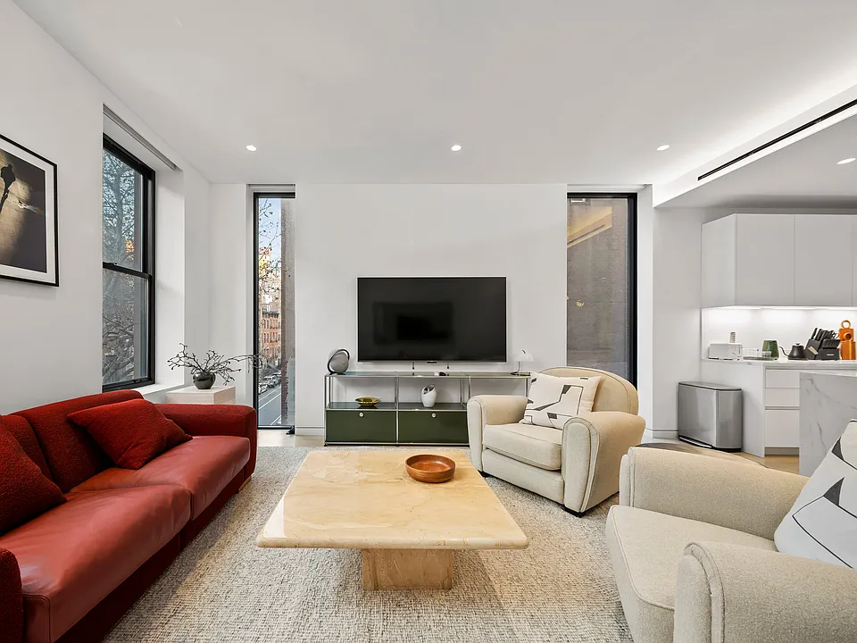 460 W 44th St #3