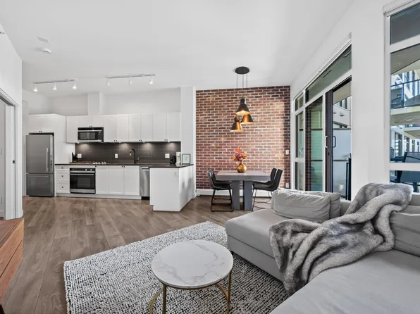 105 W 2nd St #305, North Vancouver, BC V7L 1C2