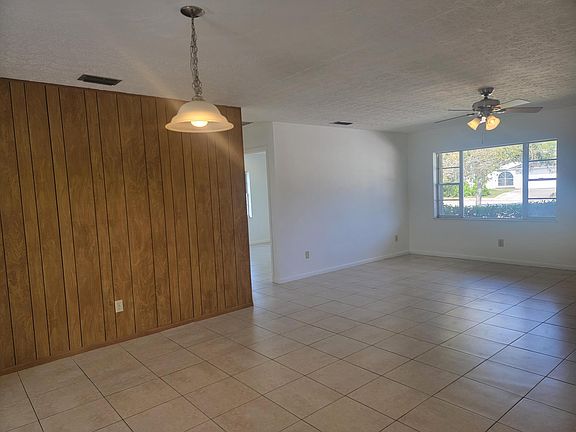 4th image of 2074 SW Airoso Boulevard