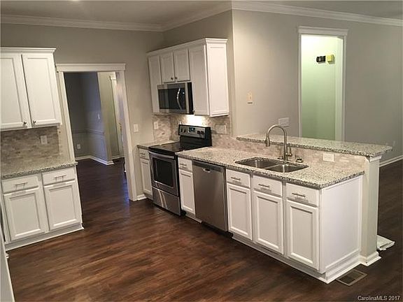3rd image of 101 Broken Pine Ln