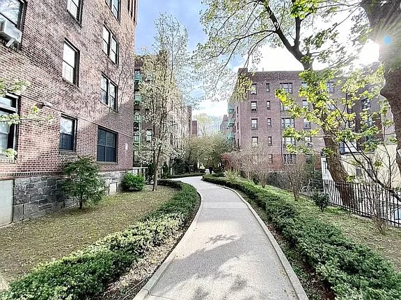 2nd image of 68 W 238th St APT E1