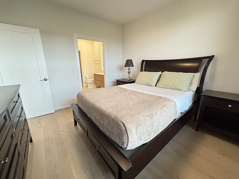 Bedroom 1 (queen bed)