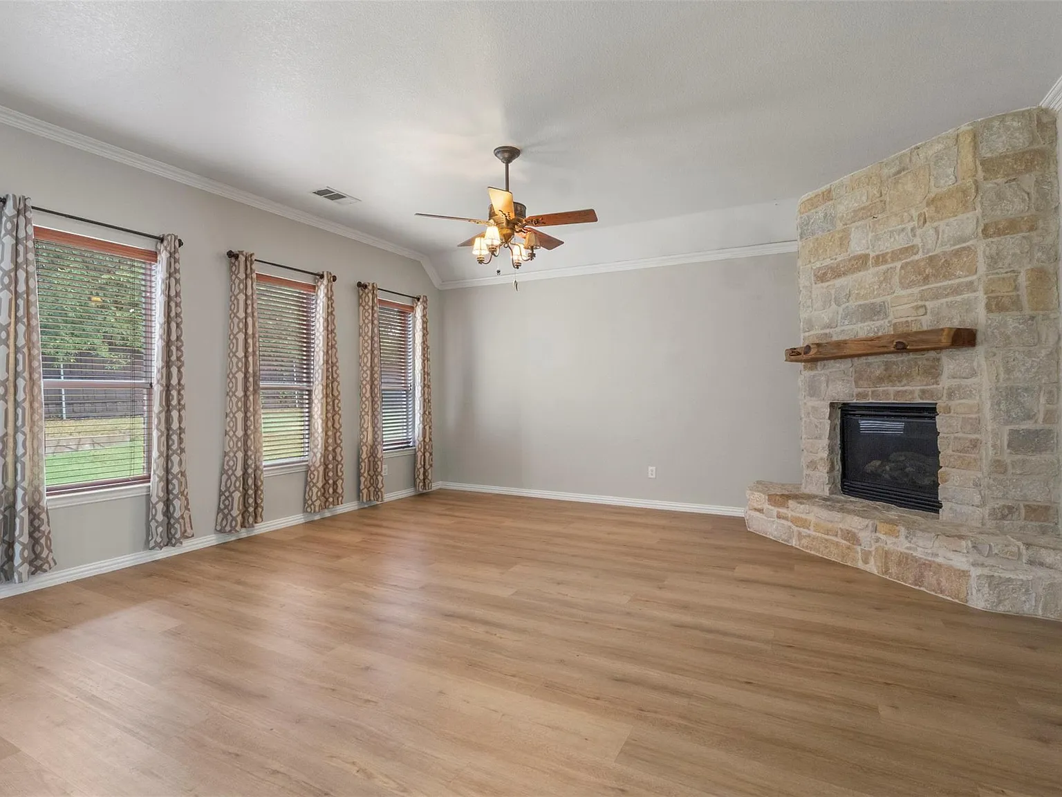 4 bed, 2233 sqft, $2,500 — Photo 3
