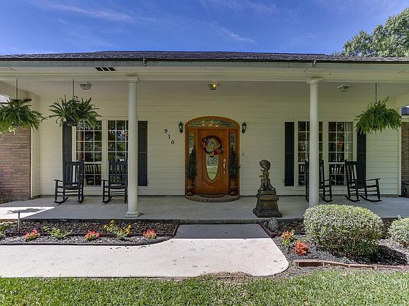 Charming large covered porch area.