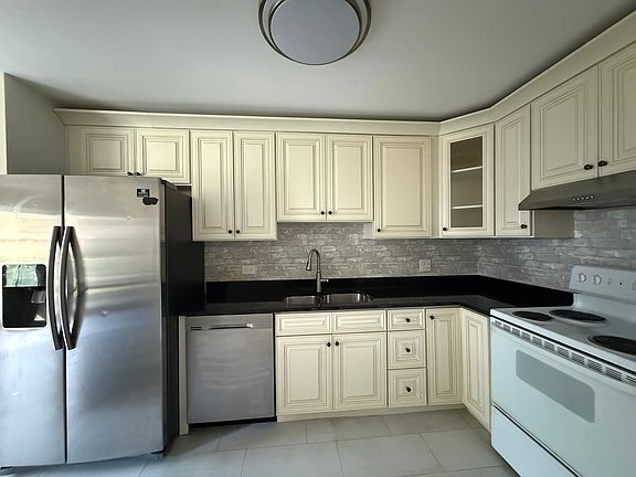 5th image of 2 Villa Verde Dr APT 113