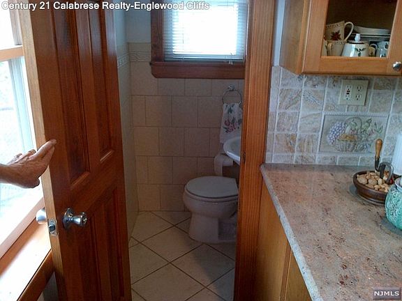5th image of 132 Sylvan Ave