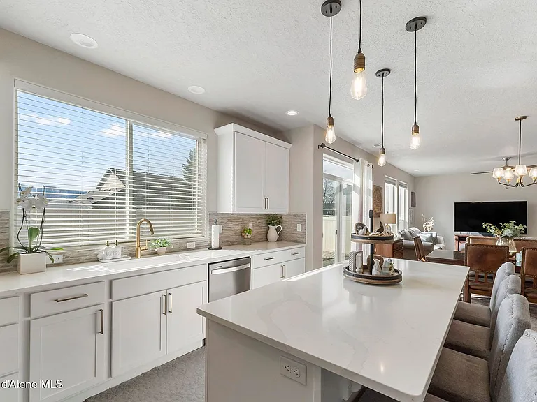 984 E Allenby Ave — Photo 5