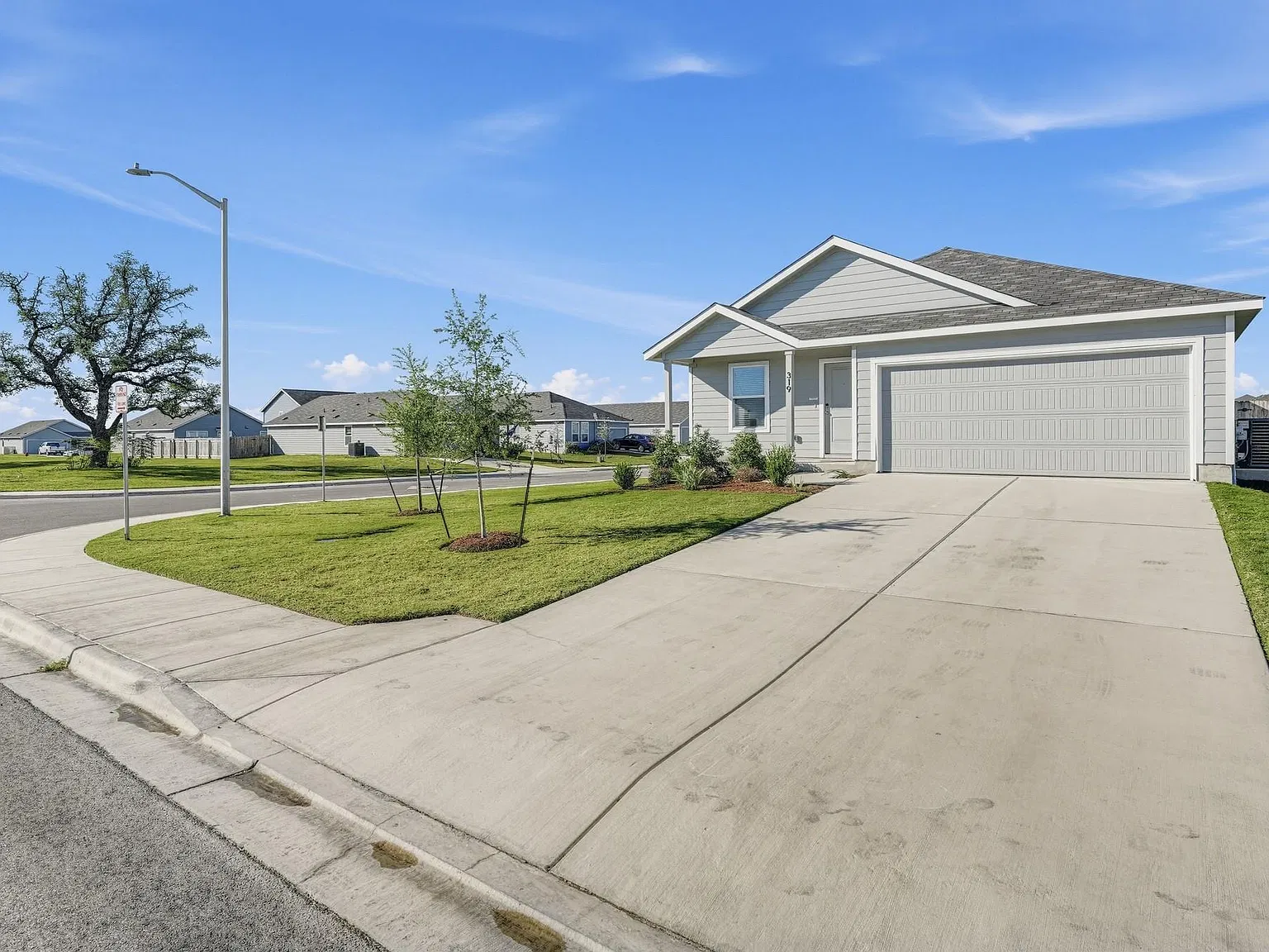 4 bed, 2.0 bath, 1707 sqft, $1,900 — Photo 2