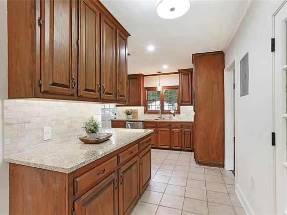 4th image of 525 E Riveroaks Dr