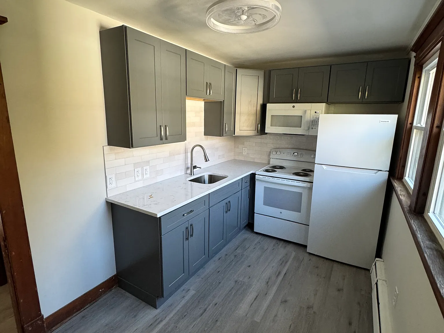 1 bed 1 bathroom new upstairs apt — Photo 2