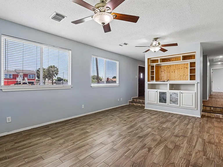 5709 Maco St — Photo 8