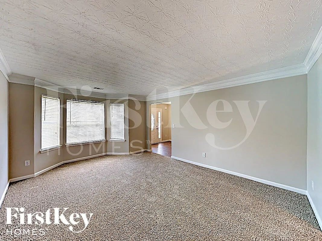 4 bed, 2.5 bath, 2558 sqft, $2,850 — Photo 2