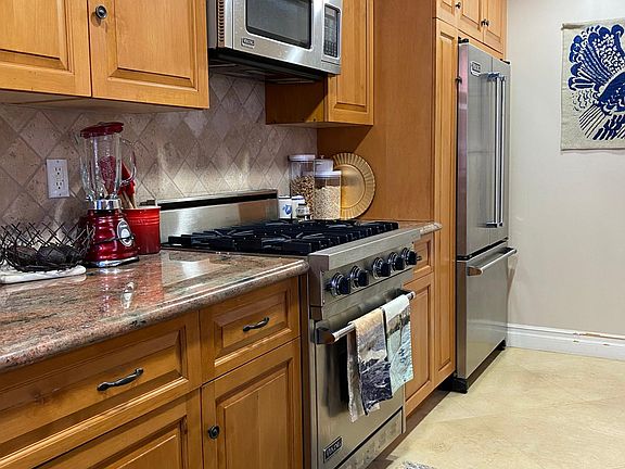 5th image of 1027 10th St APT 5