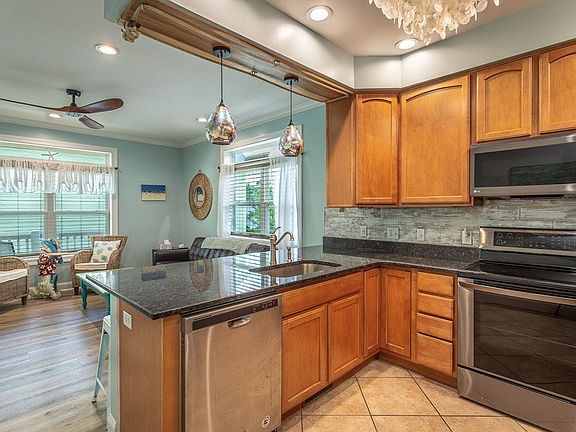 4th image of 703 SE 3rd St Unit 703-D