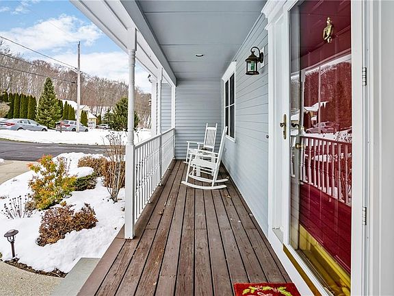 3rd image of 14 Meadow Glen Dr
