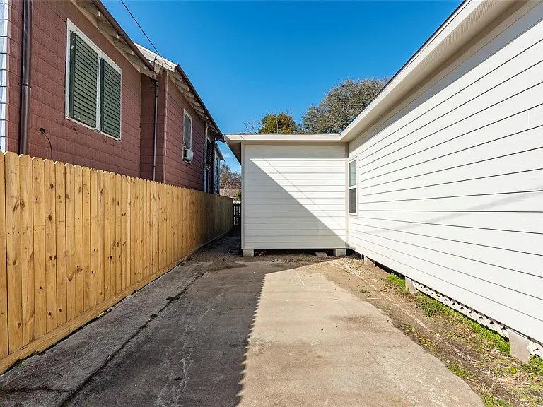 4302 Avenue R 1/2 — Photo 31