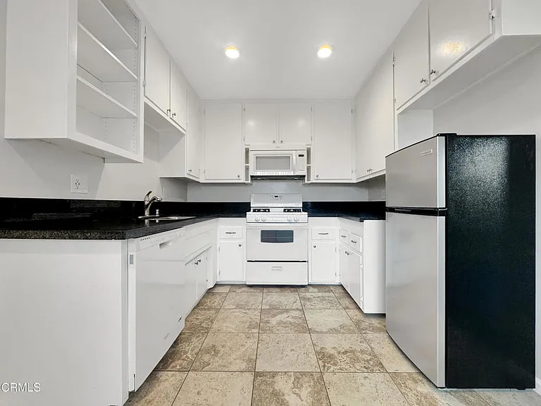 580 N Los Robles Ave #11 — Photo 5