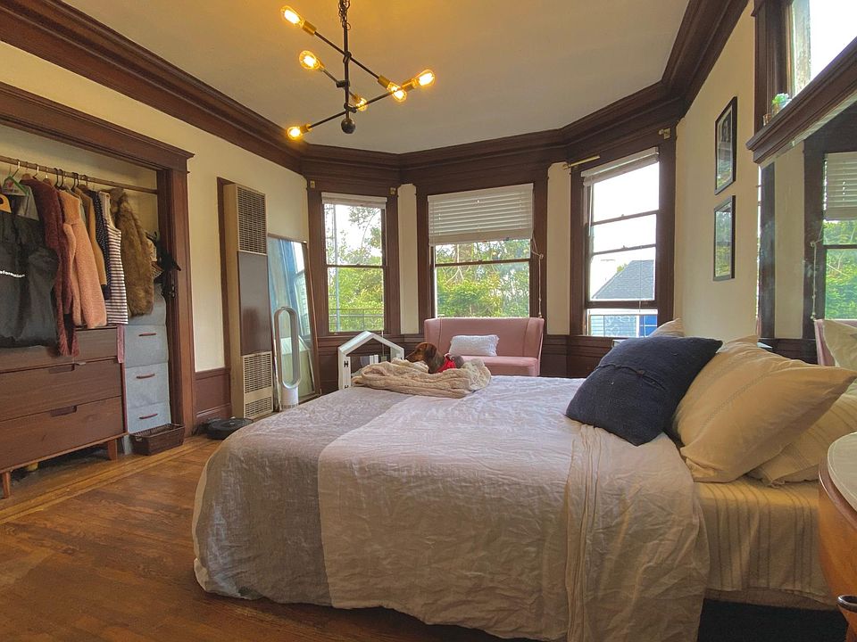 2nd image of 238 Shrader St #4