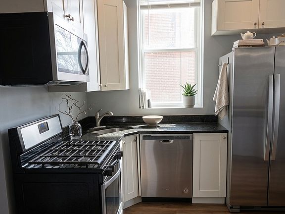 4th image of 1432 N Western Ave #2R