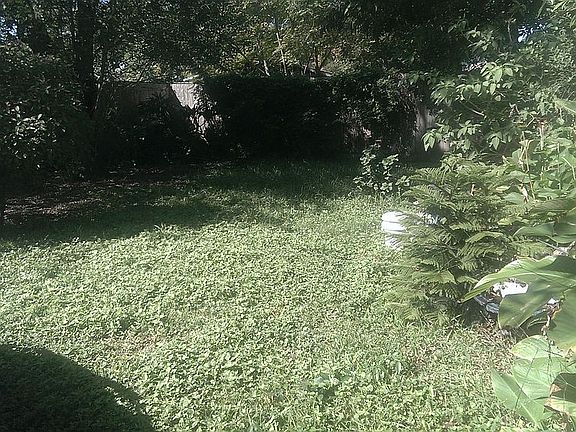 2nd image of 209 E Vanderbilt Dr